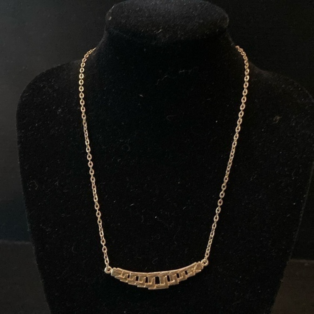 Chic Gold Necklace with Geometric Design